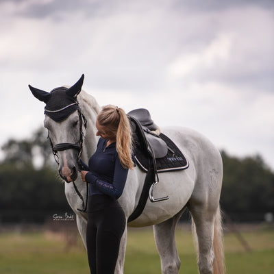 Übungen, um den Trab deines Pferdes zu verbessern (und Sicherheitssteigbügel, die dir helfen)