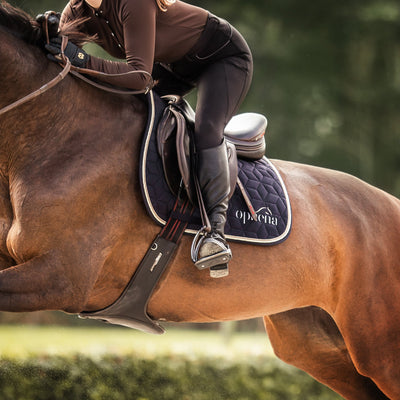 ¿Cómo pueden afectar los estribos de seguridad a la posición de los pies y a la equitación?